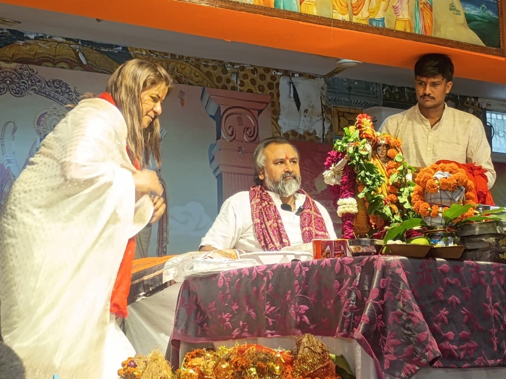 Devotees receiving blessings from Pujya Gurudev